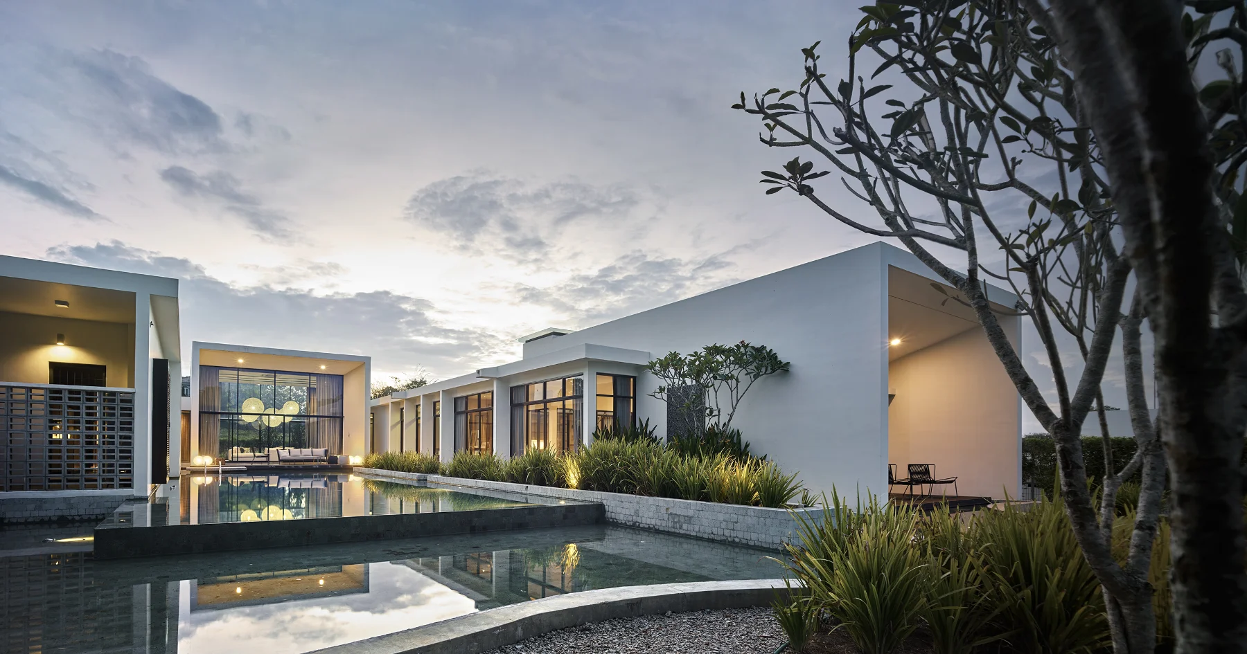 Black on White Villa facade v4